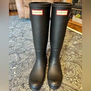 Hunter rain boots, matte black. Size 7